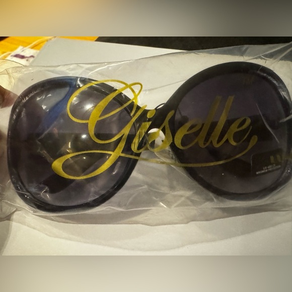 Giselle Contemporary Collection Sunglasses NWT - Picture 3 of 8